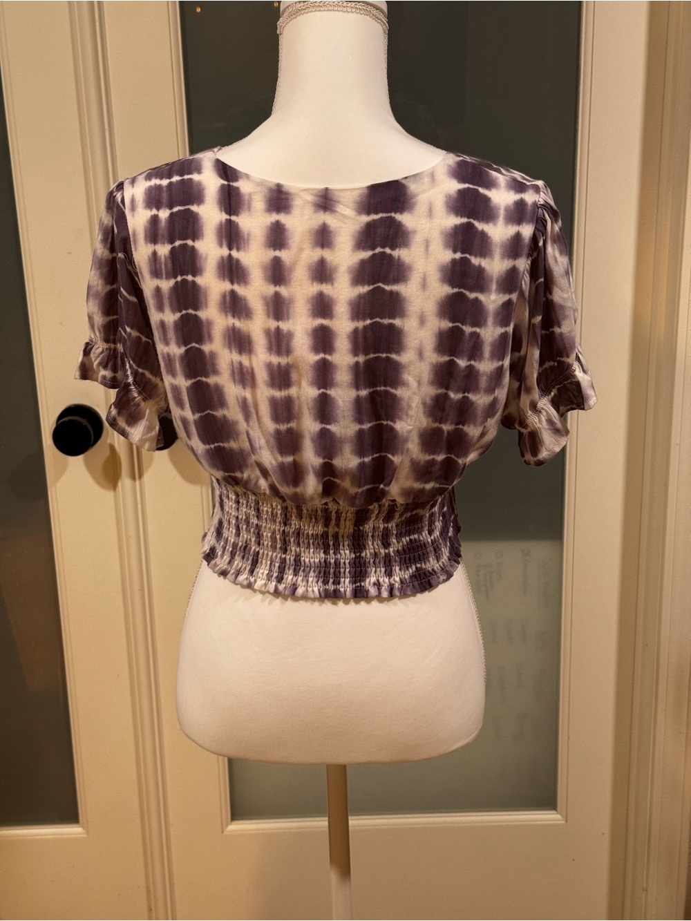 Le Lis white & gray tie-dye ruched waist V neck crop top with short sleeves, M. - Picture 6 of 14